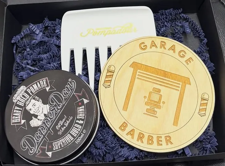 Dāvanu kaste ar matu pomādi, ķemmi un Garage Barber koka zīmi